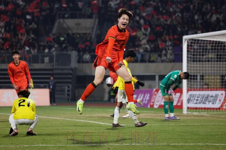 赵松源独进六球 中国队12比0战胜文莱队 赵松源独进六球 中国队12比0战胜文莱队