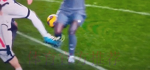 皇马队长朝裁判大喊:这是点球!我手臂差点被拽断 皇马队长朝裁判大喊:这是点球!我手臂差点被拽断